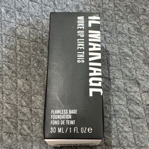 IL MAKIAGE Woke Up Like This Foundation in Black Packaging